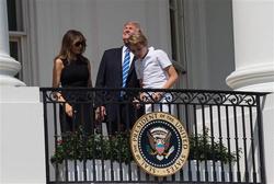 trump-eclipse-2-335p-rs_ddca2cb6ca479177635796229f3d7bd7.nbcnews-ux-600-480.jpg